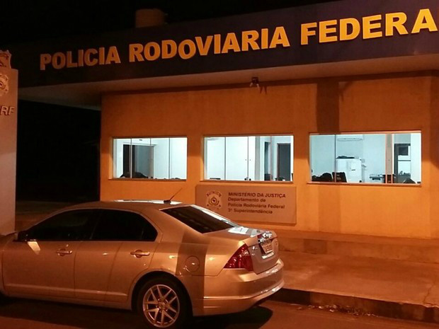 Carro roubado em SP seria vendido no Paraguai (Foto: PRF/Divulgação)