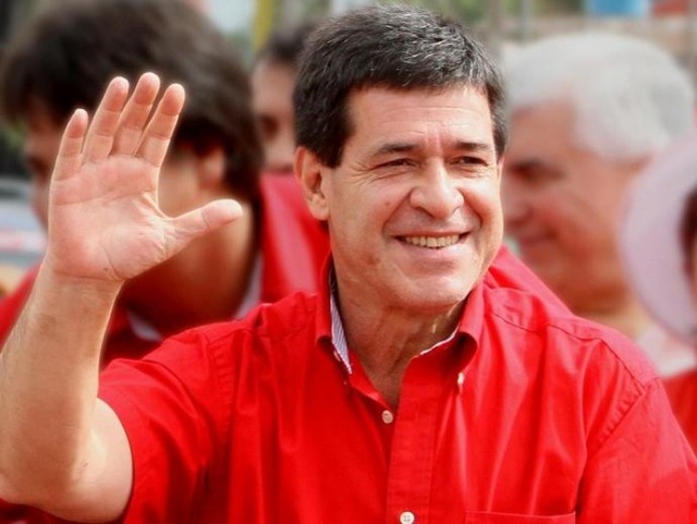 Horacio Cartes, ex-presidente do Paraguai, cumprimenta eleitores (Foto: Facebook/Reprodução)