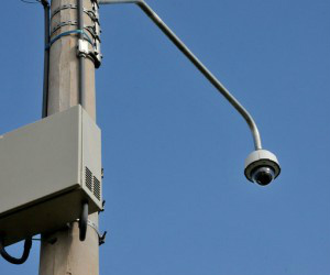 Uma das câmeras já instaladas na região do Los Angeles para monitoramento.(Foto: Bruno Henrique/Correio do Estado)