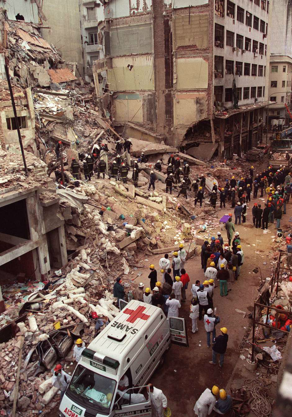 O ataque, causado por um carro-bomba à sede da Amia, no bairro Once, região central de Buenos Aires, deixou 85 mortos e cerca de 300 feridos. Foto: Divulgação