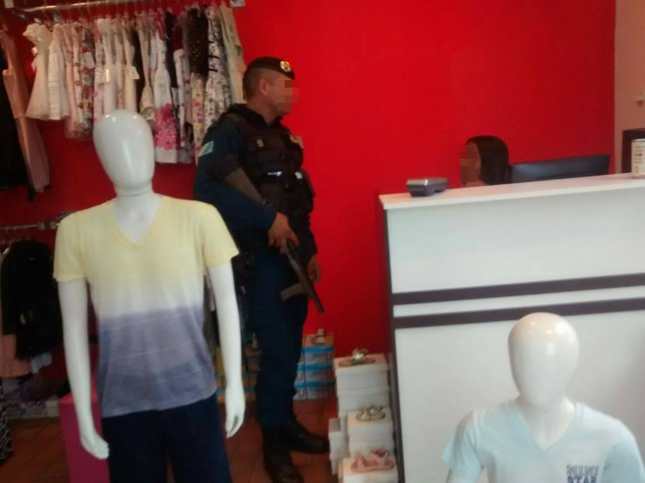 Funcionária dando informações ao policial (Foto Rádio Caçula) 