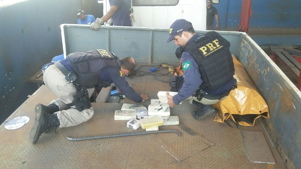 A droga foi localizada no assoalho da carreta