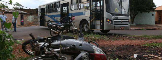 A moto Honda Biz, colidiu com a lateral dianteira esquerda do coletivo que fazia a conversão à esquerda. Foto: Mídiamax