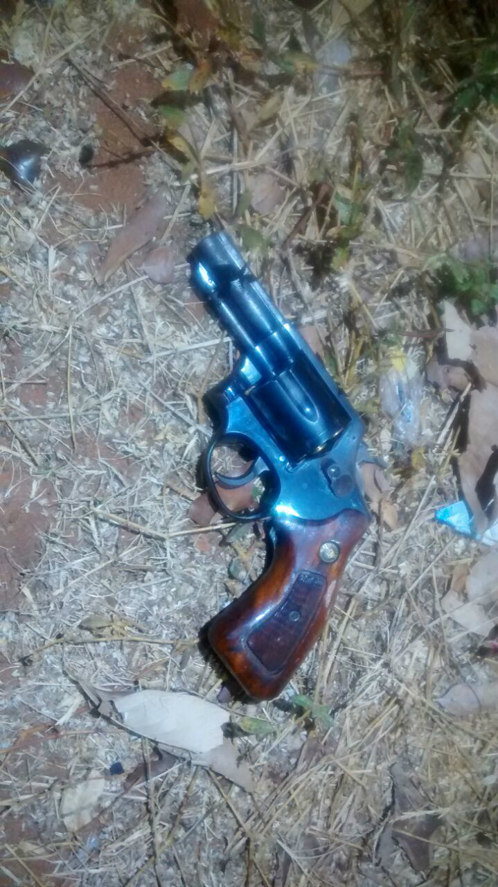 Arma do crime foi encontrada pelos policiais. Foto: Rádio Caçula.