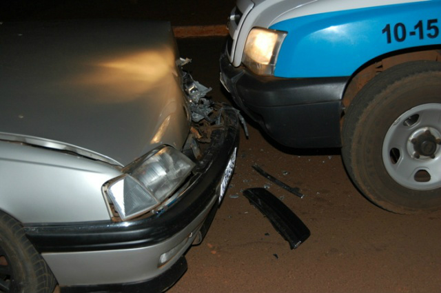 Homem colide em carro da polícia.Foto: Dourados News