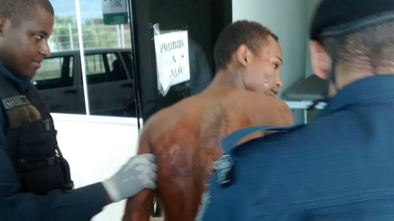 Momento que L.C é detido pelos militares (Rádio Caçula)