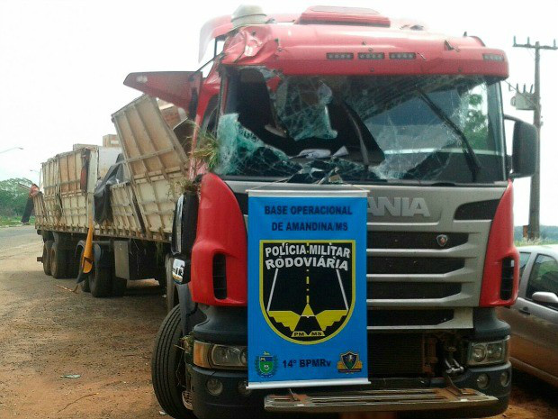 18/10/2015 13h02 - Atualizado em 18/10/2015 16h23Carreta com 30 mil pacotes de cigarro estrangeiro tomba após fuga em MSPerseguição ocorreu no distrito de Amandina, próximo a Ivinhema.Carga estava escondida embaixo de farelo de soja, diz polícia.Do G1 MSFacebookCarreta carregada com 30 mil cigarros em MS (Foto: Divulgação/ PMR)