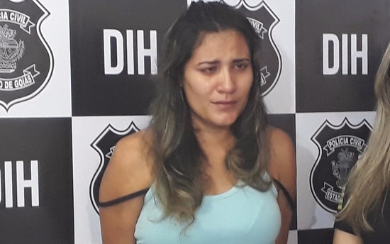 Jovem estrábica é presa suspeita de matar homem por engano em bar de Goiânia (Foto: Vitor Santana/G1)