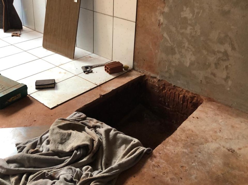 Homem foi localizado no interior de um buraco na casa de sua mãe. Foto: Divulgação