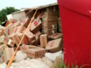 Carreta tombou com 30 mil pacotes de cigarrosem MS (Foto: Divulgação/ PMR)