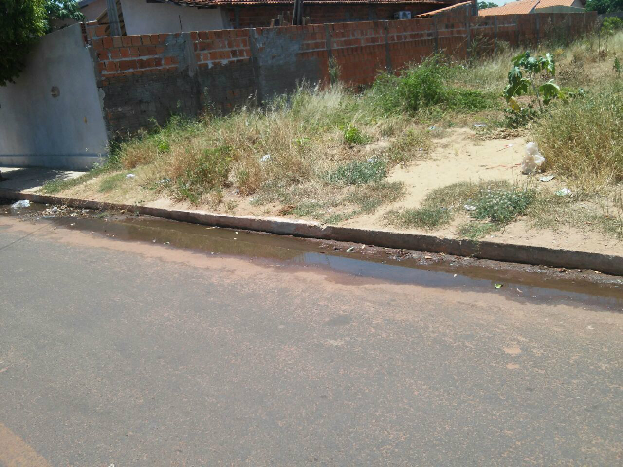 Vazamento de esgoto no Jardim Carioca está sem solução desde sexta-feira (16). Foto: Enviada por internauta.