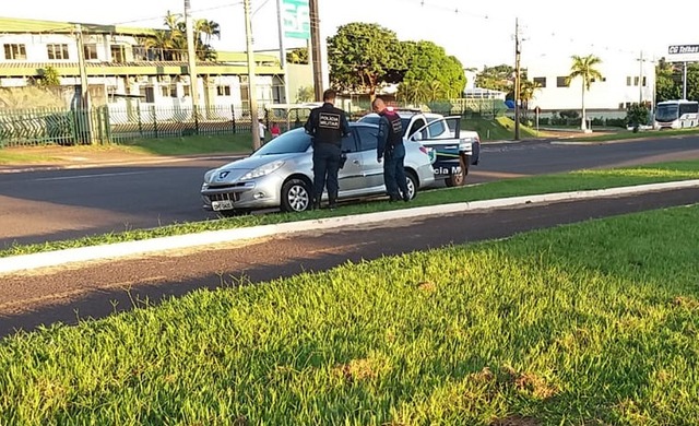 Garçom parou o carro sobre o canteiro central da Gury Marques, em MS — Foto: Osvaldo Nóbrega/TV Morena