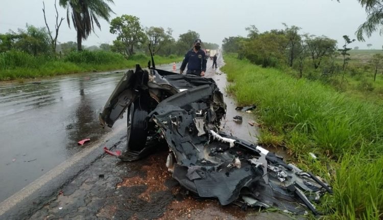 Carro da vítima ficou partido ao meio. Foto: Jornal da Nova