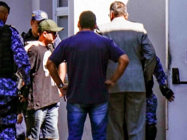 Feminicída Valtenir Pereira da Silva (de boné verde) foi um dos presos durante a operação. (Foto: Henrique Kawaminami)