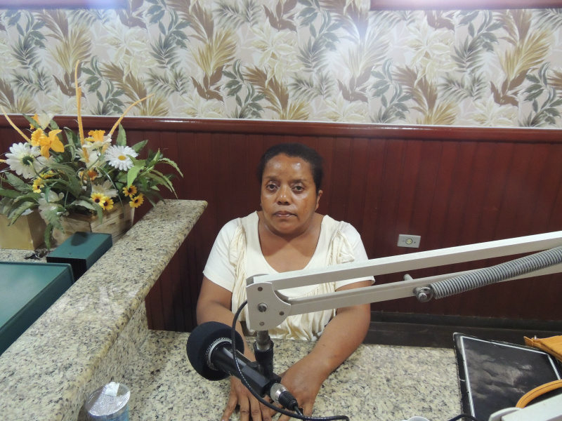 Benedita Mariano da Silva de 41, faz apelo no programa Tudo mais Você para receber doações que possam ajudar sua mãe.Foto: Rádio caçula