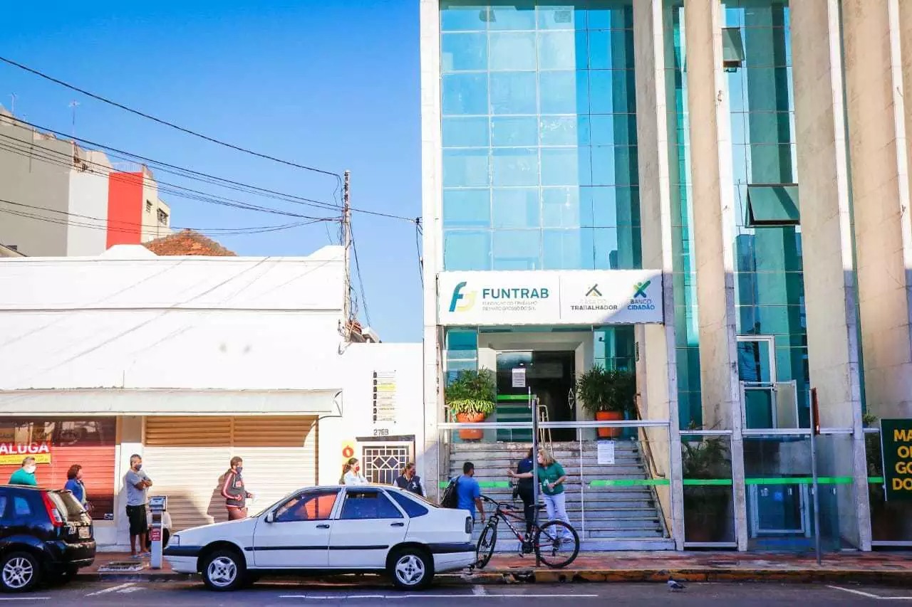 Movimentação de trabalhadores em frente à sede da Funtrab em Campo Grande (Foto arquivo  Henrique Kawaminami)
