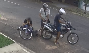 Após o roubo, a mulher permaneceu caída ao lado de sua bicicleta em estado de choque.
