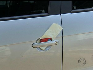 Bilhete com cartão de visita foi deixado em porta(Foto: Reprodução/ TV Morena)