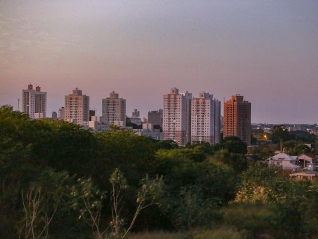 Dia amanheceu com névoa seca na Capital mas sol deve prevalecer hoje. (Marcos Maluf)