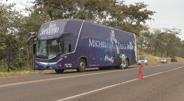 Ônibus ficou parado na Rodovia Feliciano Sales Cunha, em Pereira Barreto (Foto: Eduardo Martins/TV TEM)