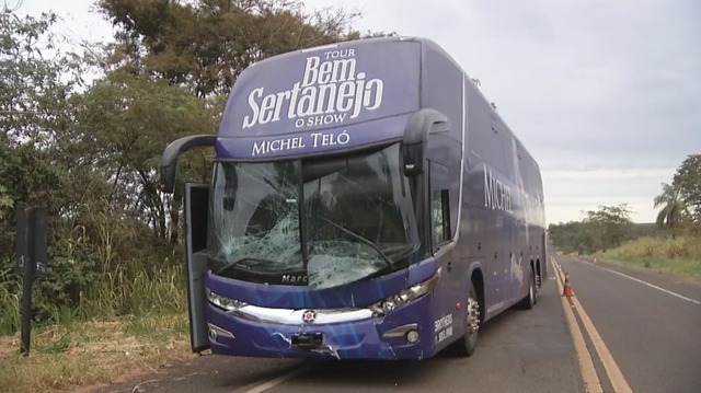 Frente do ônibus com equipe do cantor ficou danificada (Foto: Eduardo Martins/TV TEM)