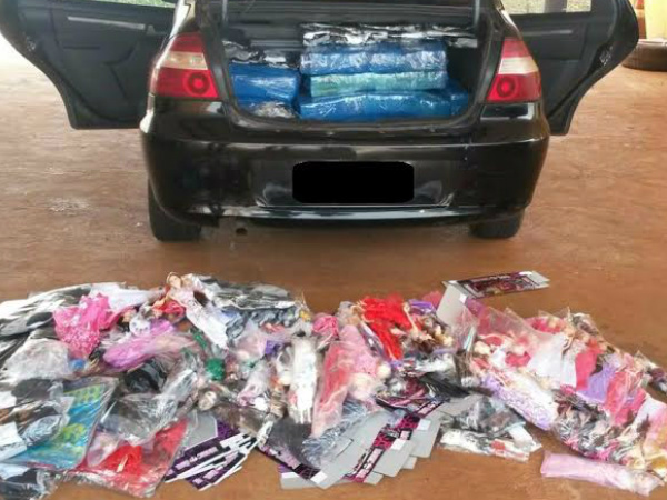 Tabletes de maconha estavam embaixo de dezenas unidades de brinquedos do Paraguai