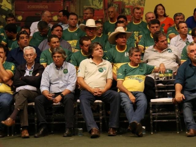 Pedro Caravina (de branco) ao centro da imagem. (Foto: Paulo Francis)
