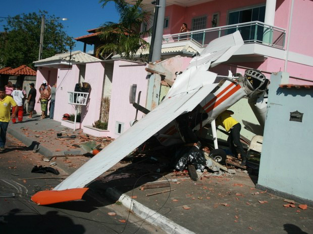 Avião monomotor cai em residência.Foto: G1