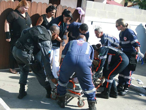 Um homem ficou ferido e foi levado ao hospital.Foto: G1