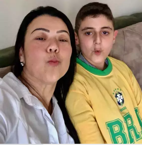 Vanessa e Mustafá, doadora e receptor, na casa do menino em Konya, Turquia (Foto: Arquivo Pessoal) 