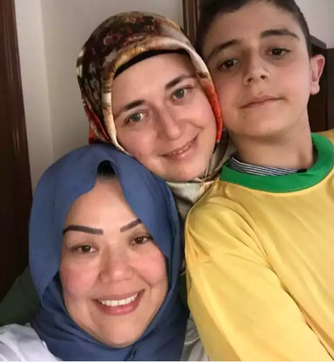 Vanessa junto à Mustafá e sua mãe (Foto: Arquivo Pessoal) - 