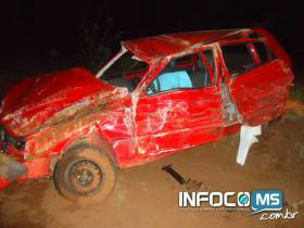 Foto: InfocoMSApós os veículos se chocarem, o carro de Júlio César capotou várias vezes