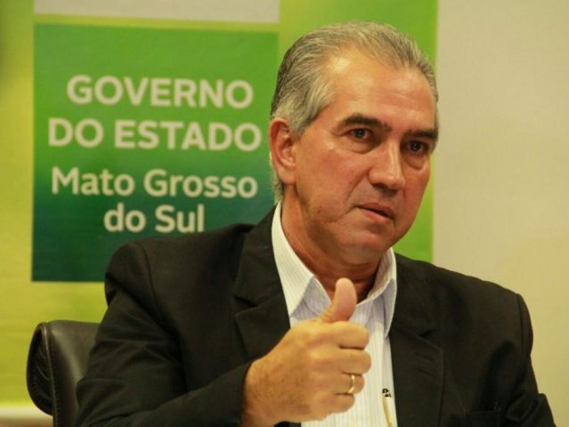 Reinaldo Azambuja com os olhos marejados durante entrevista coletiva (Foto: Marcos Ermínio)