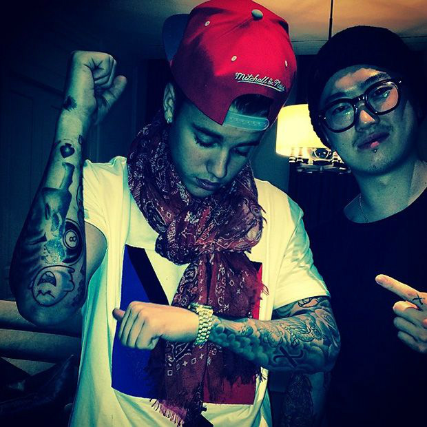 Bieber com seu tatuador. Foto: Divulgação/Instagram oficial