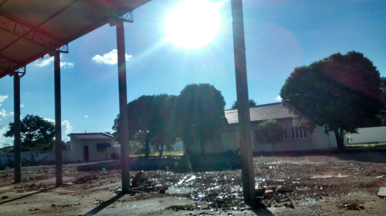 No final de abril de 2014, a Escola Municipal Flausina de Assunção Marinho vivenciou um incêndio de grande proporção, após populares terem colocado fogo, no terreno ao lado do prédio. Foto: Enviado por internauta.