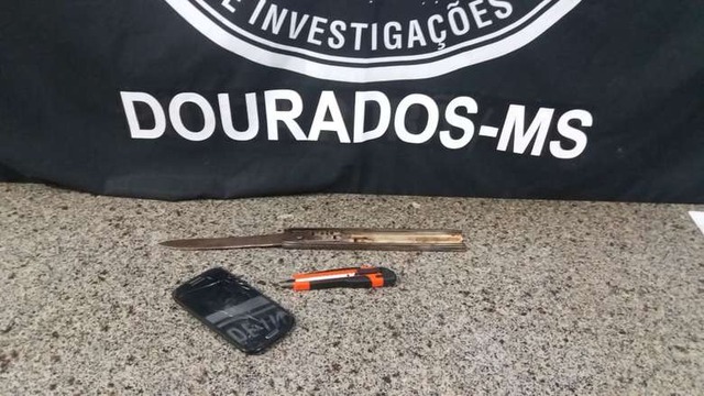 Facas apreendidas pela polícia no quarto do adolescente - Foto: Osvaldo Duarte/Dourados News