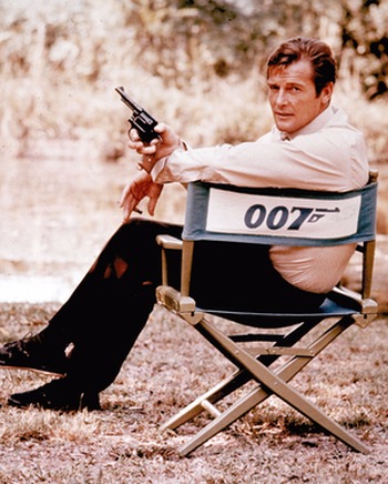 Roger Moore roda filme da franquia '007' em locação na Inglaterra, em 1972 (Foto: AP Photo/Arquivo)