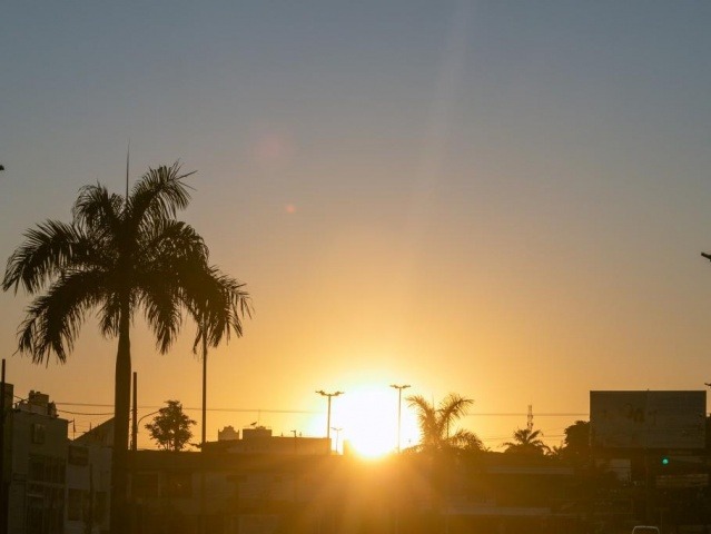 Sol nascendo na Avenida Fernando Corrêa da Costa (Foto: Henrique Kawaminami)