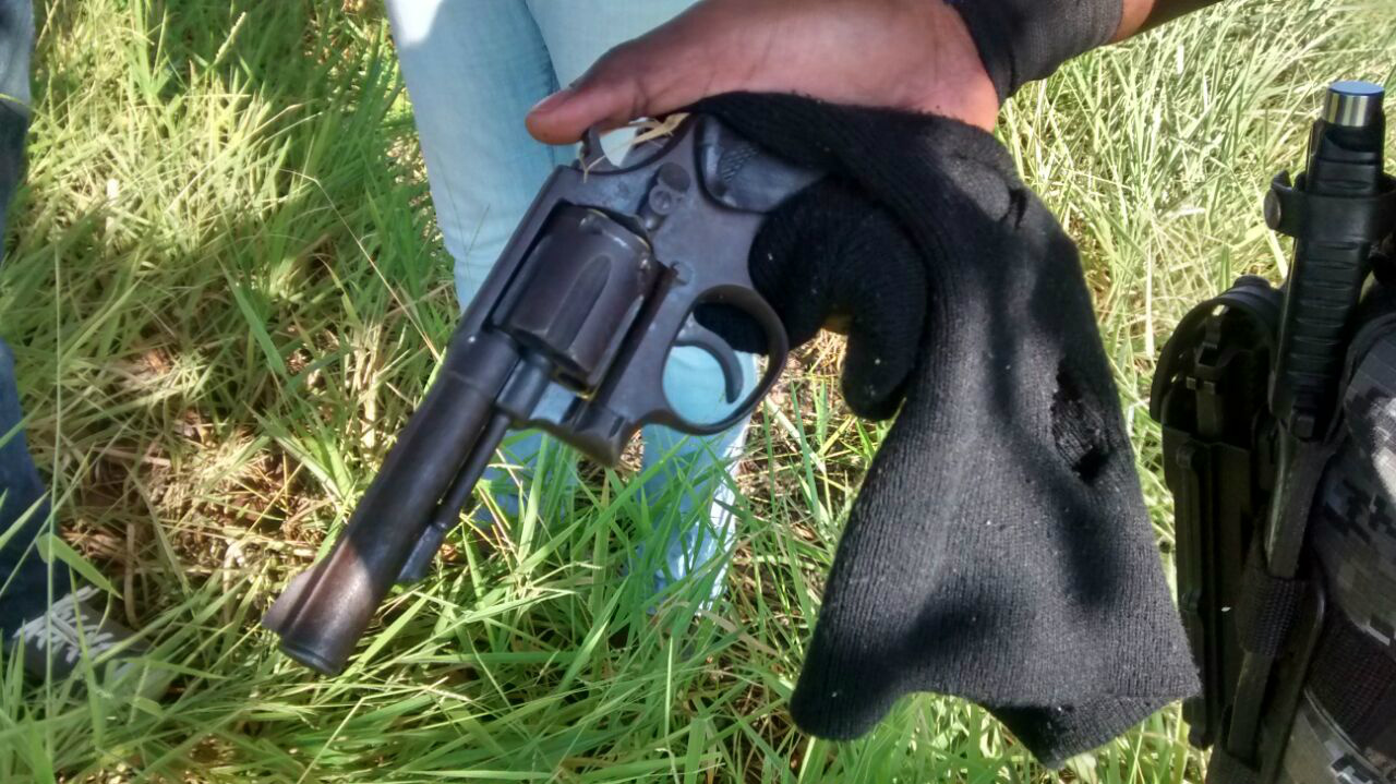 Revólver usado por assaltantes (Foto Rádio Caçula)