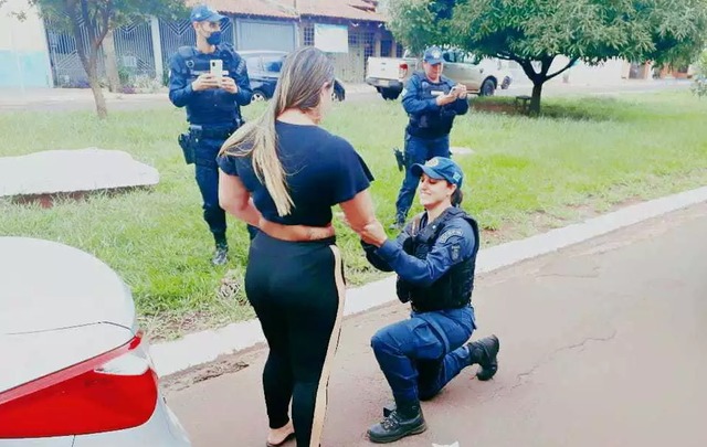 Momento em que Aline foi surpreendida com Janaina agachada bem a sua frente, com um par de alianças na mão (Foto: Arquivo Pessoal)