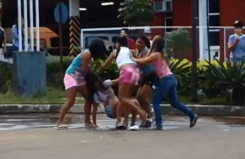 Arma falha três vezes e mulher é dominada pelas vítimas em Campo Grande (MS). Foto: Redes sociais.