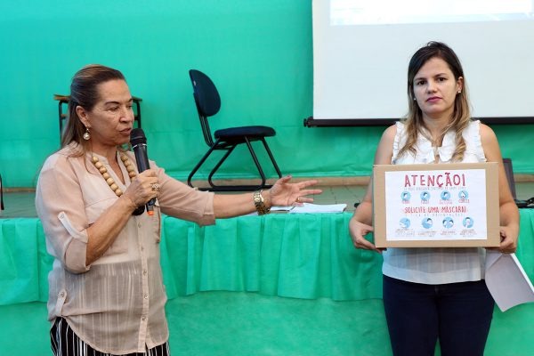 No fluxo de atendimento de casos suspeitos do coronavírus, consta a importância do uso de máscaras