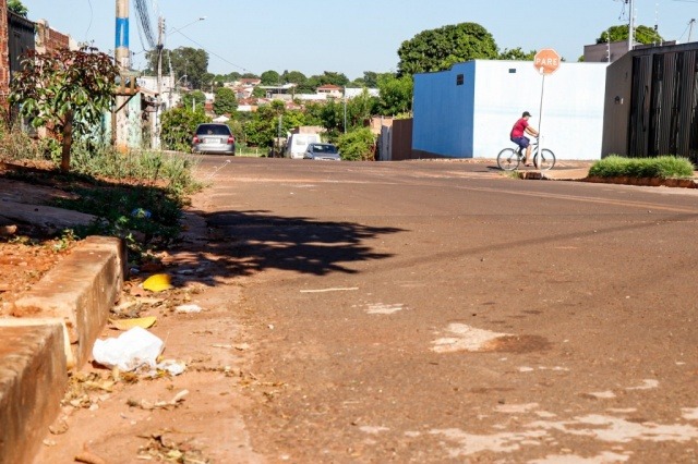 Cruzamento da Rua Charlote com a Travessa Uapes, no Aero Rancho, onde homem foi morto na madrugada de hoje, depois que jovens foram atingidos no Lageado (Foto: Henrique Kawaminami)