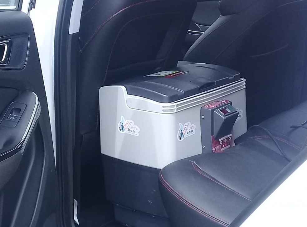 Já por volta das 11h30, a polícia recebeu a informação de que o carro roubado teria sido abandonado no município de Puxinanã, também no Agreste do estado. Quando os policiais chegaram ao local, viram que as vacinas estavam na parte de trás do veículo.