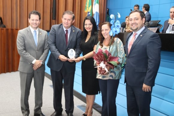 Nilva Santos, presidente municipal do MDB, que entregou uma flor para a homenageada.Foto:Assessoria