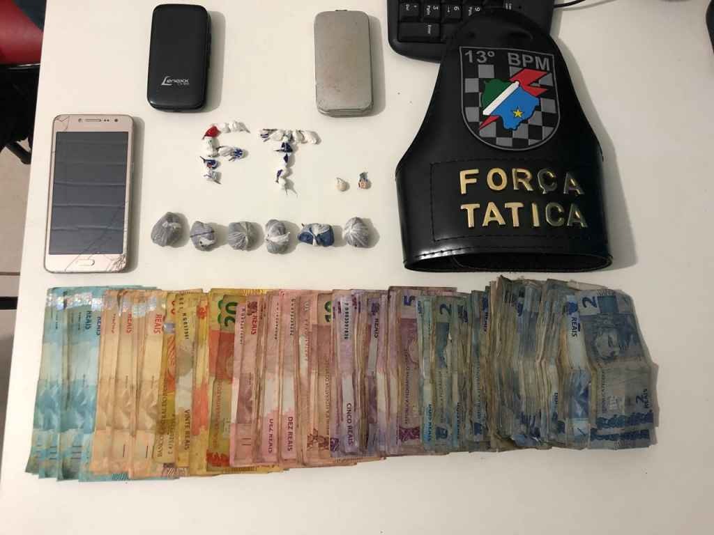 Foram encontrados celulares, drogas e dinheiro dentro do estabelecimento. Foto: Força Tática