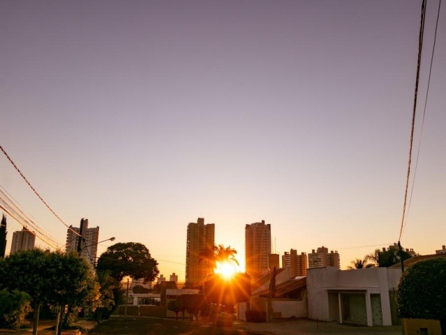 Sol nasce brilhando no Jardim dos Estado, sinal de que dia será quente (Foto: Henrique Kawaminami)