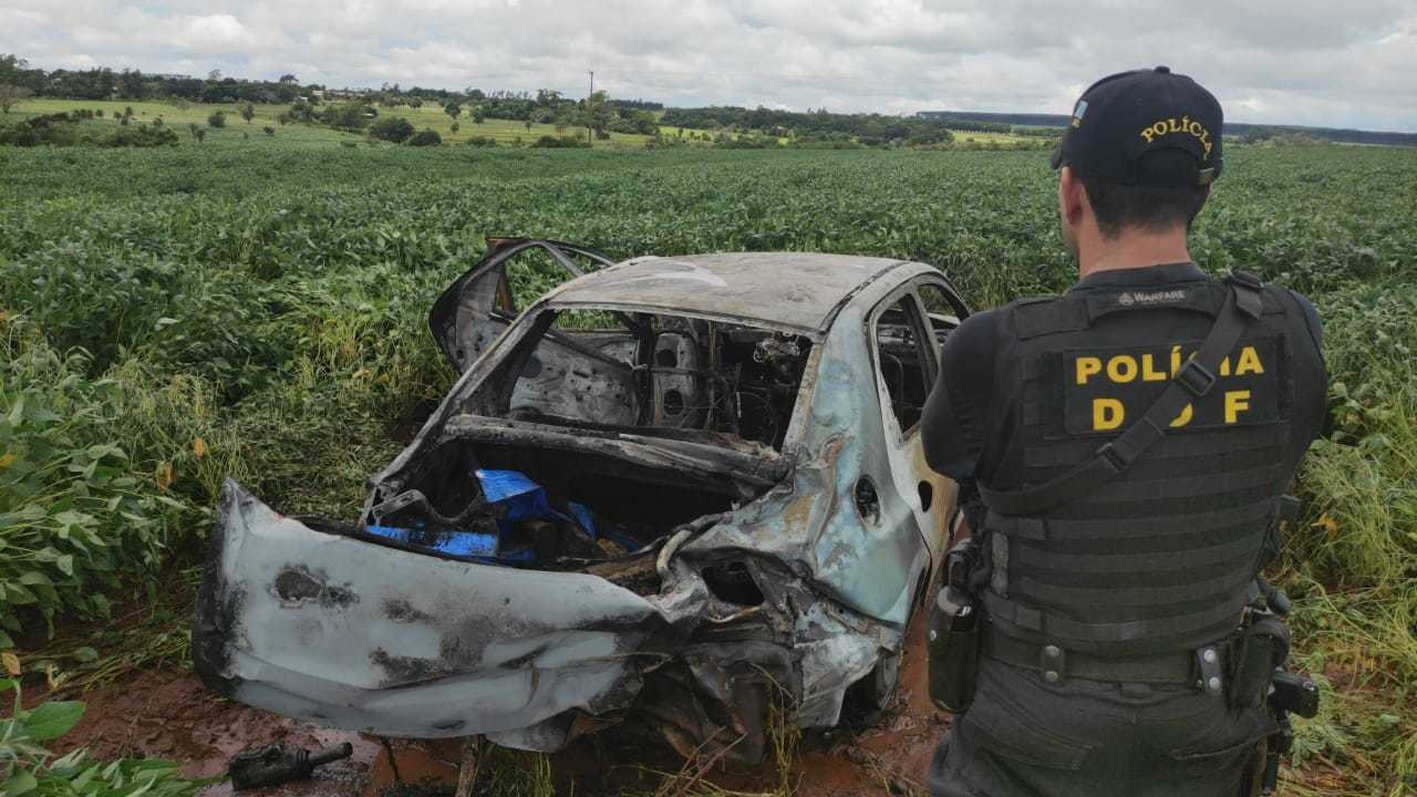 Automóvel ficou destruído apos pegar fogo. (Foto: DOF)