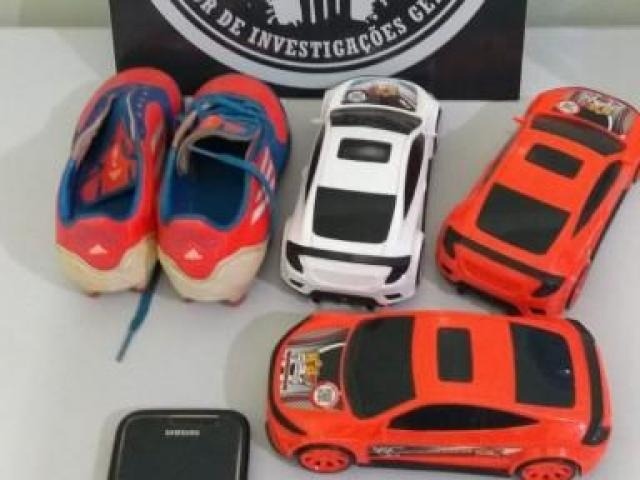 Celular com pornografia infantil, chuteira e carrinhos foram apreendidos na casa do professor de futebol (Foto: divulgação/Polícia Civil)