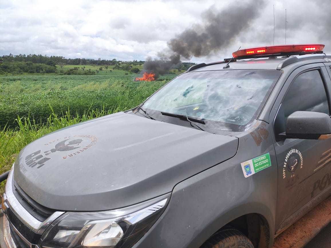 Uma viatura do Corpo de Bombeiros foi acionada para controlar o incêndio em meio a plantação
